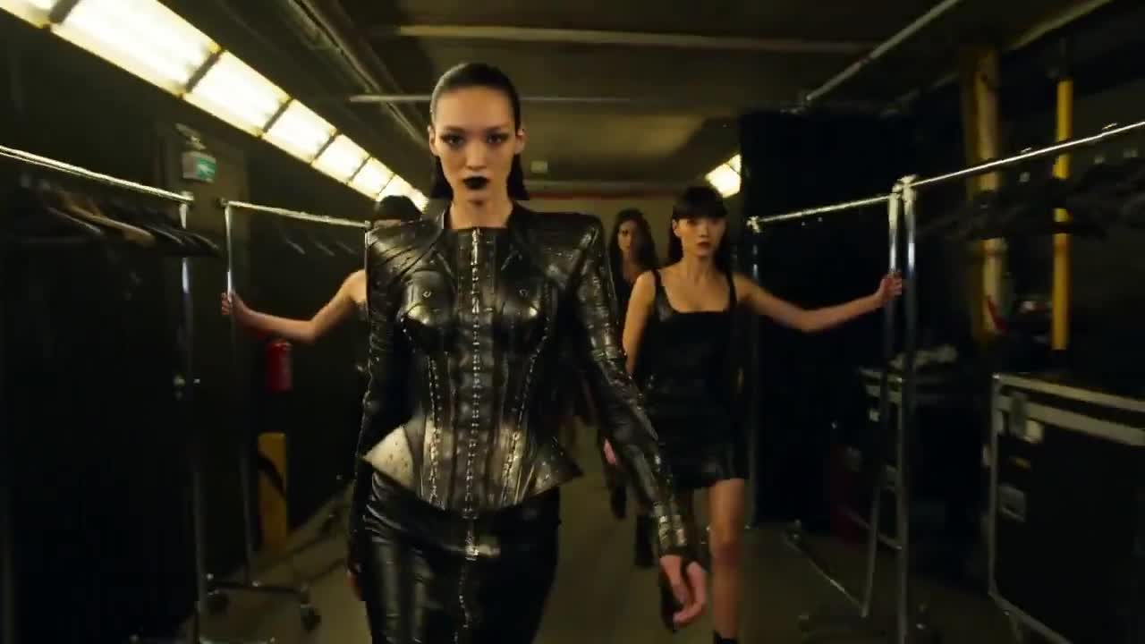 Seedance 2.0 Prompt: Backstage Fashion Chaos Video Generation