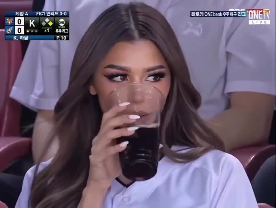 Seedance 2.0 Prompt: Cinematic Baseball Broadcast Reaction Video