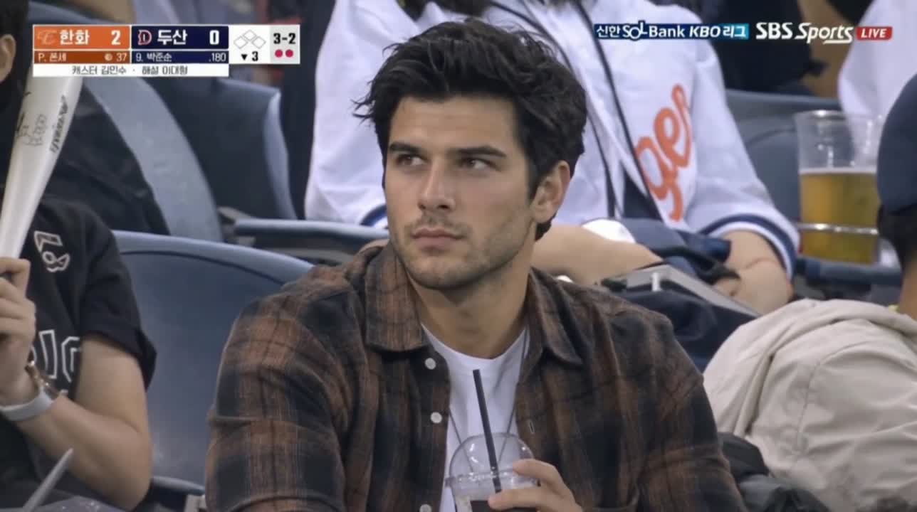 Seedance 2.0 Prompt: Cinematic Korean Baseball Spectator Video
