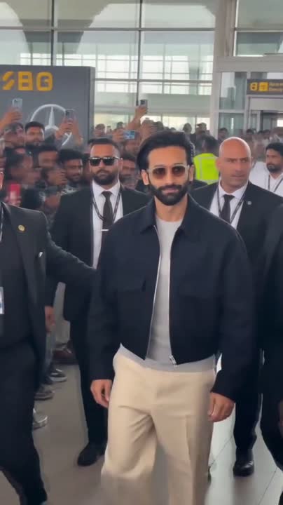 Seedance 2.0 Prompt: Celebrity Airport Arrival Scene