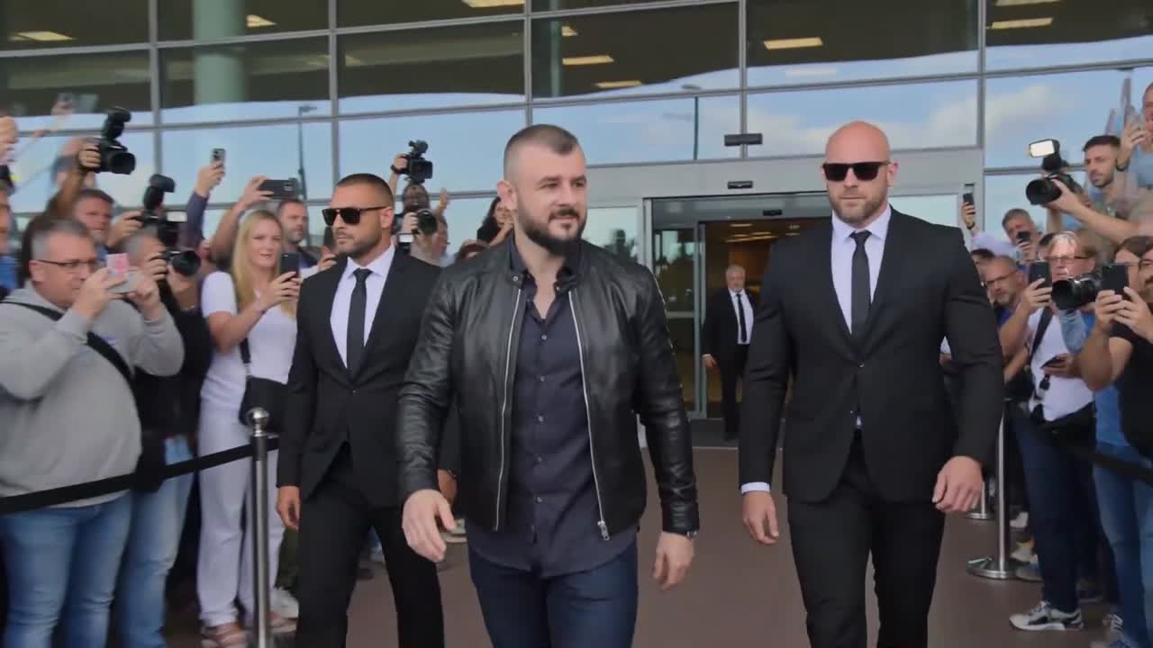 Seedance 2.0 Prompt: Cinematic Celebrity Airport Arrival Video