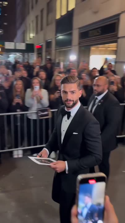 Seedance 2.0 Prompt: Celebrity Red Carpet Arrival Video