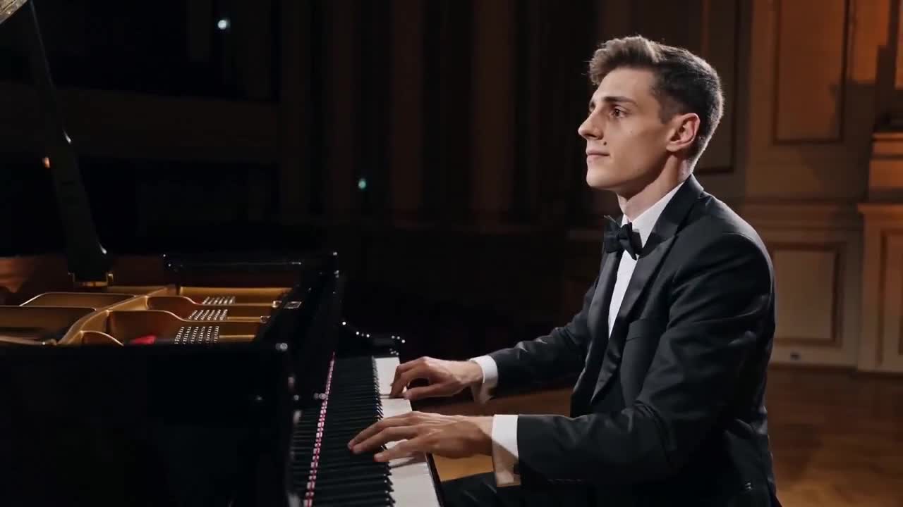 Seedance 2.0 Prompt: Cinematic Pianist with Butterfly Lighting