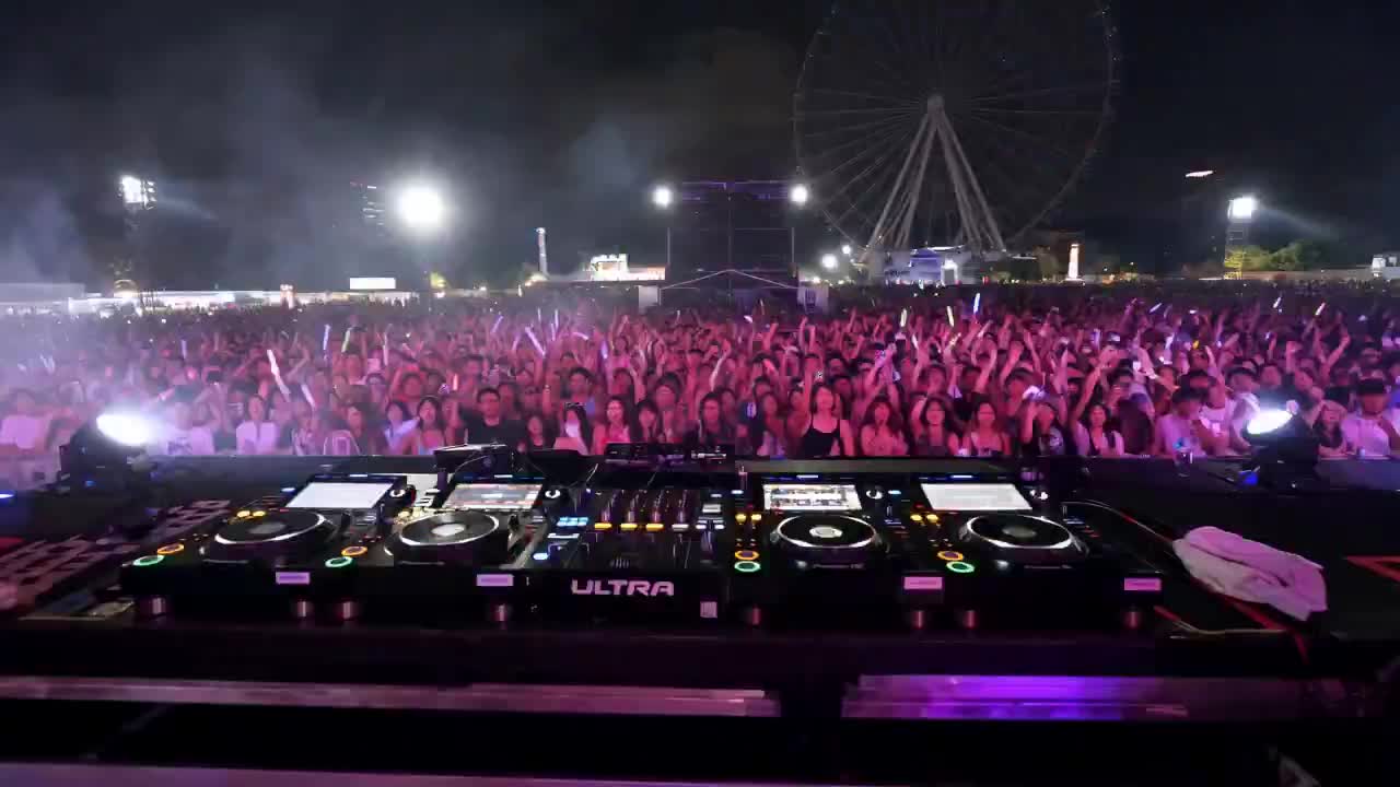 Seedance 2.0 Prompt: EDM Festival Live Crowd Video