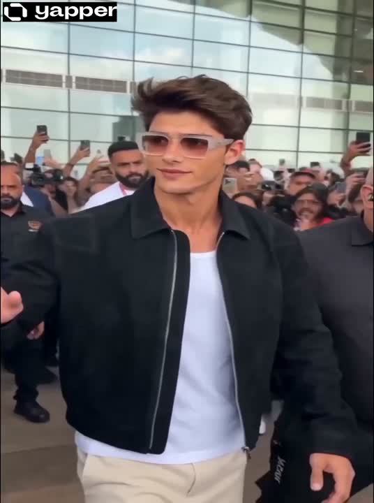 Seedance 2.0 Prompt: Indian Celebrity Airport Arrival Video