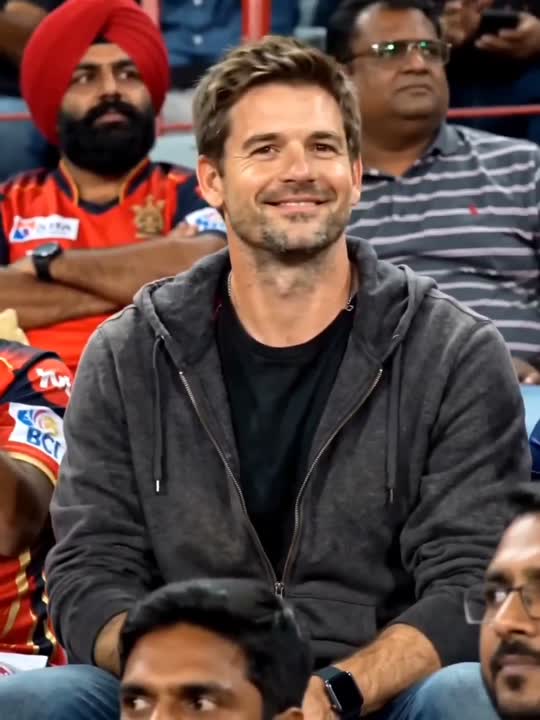 Seedance 2.0 Prompt: Ultra Realistic IPL Crowd Cam Video