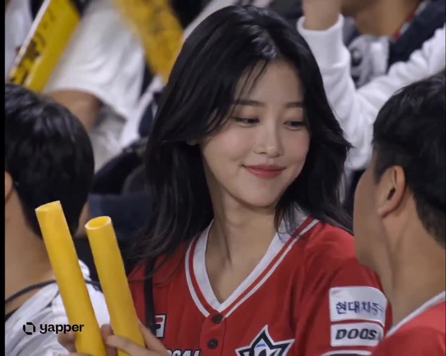 Seedance 2.0 Prompt: KBO Baseball Broadcast with Authentic Fan Interaction