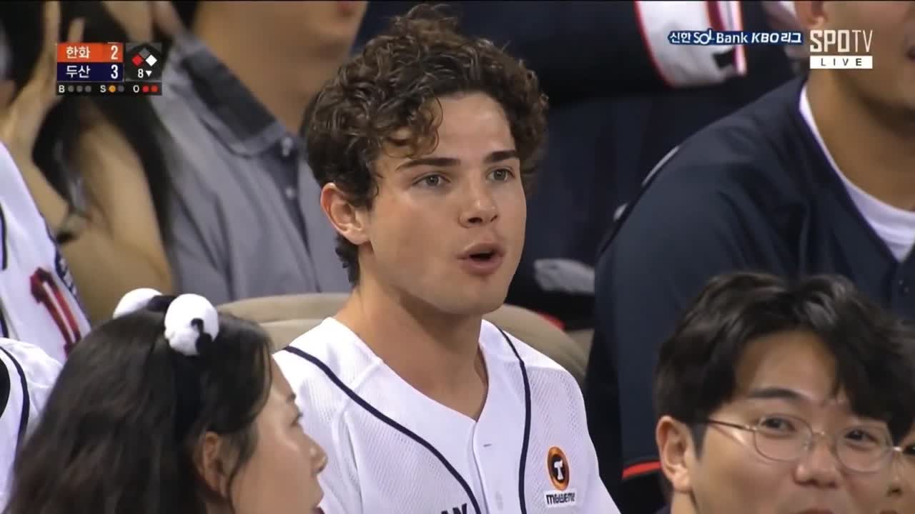 Korean Baseball Stadium Broadcast - Seedance 2.0 Prompt