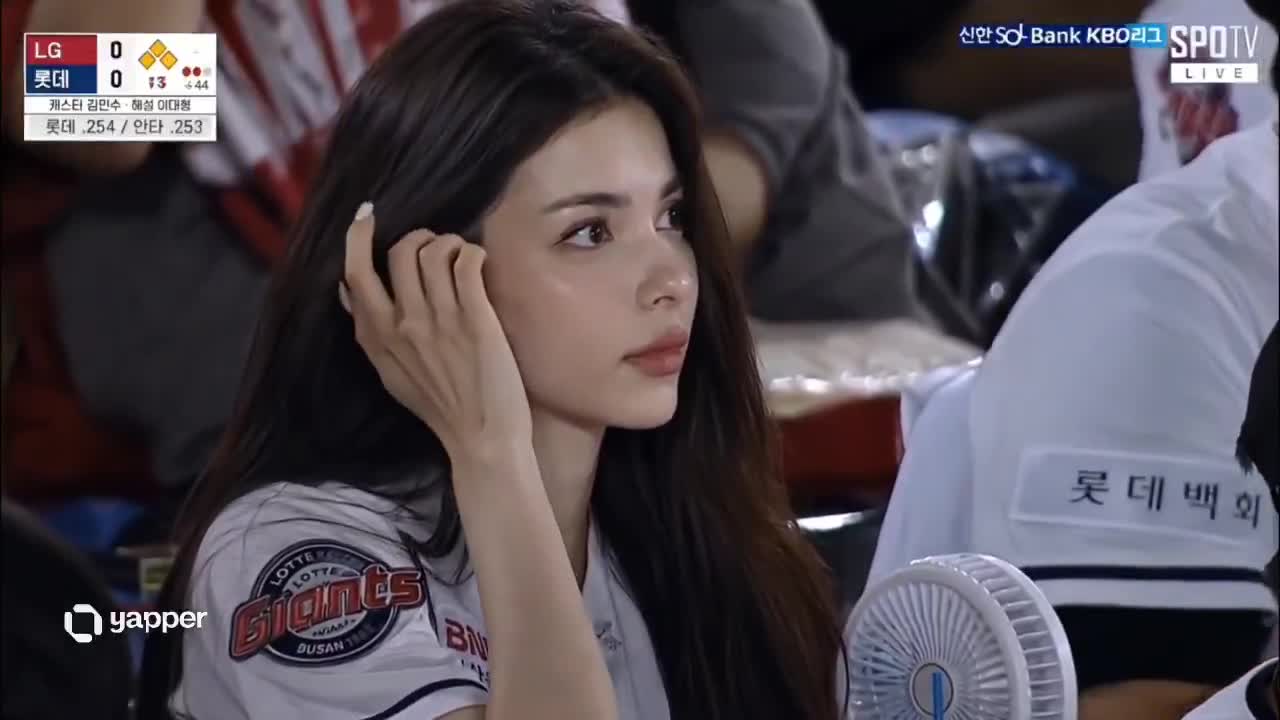 Seedance 2.0 Prompt: Korean Baseball Stadium Spectator
