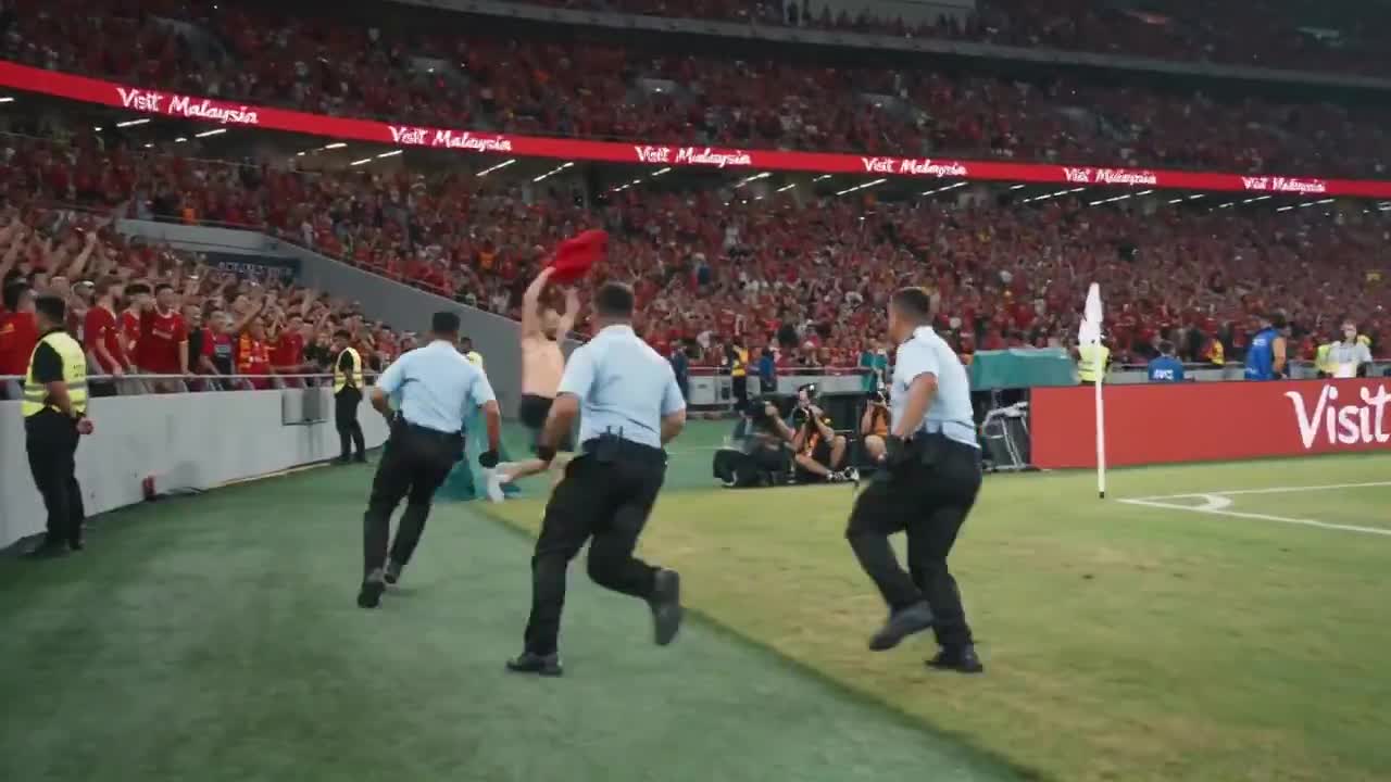 Seedance 2.0 Prompt: Cinematic Liverpool Fan Scene with Van Dijk
