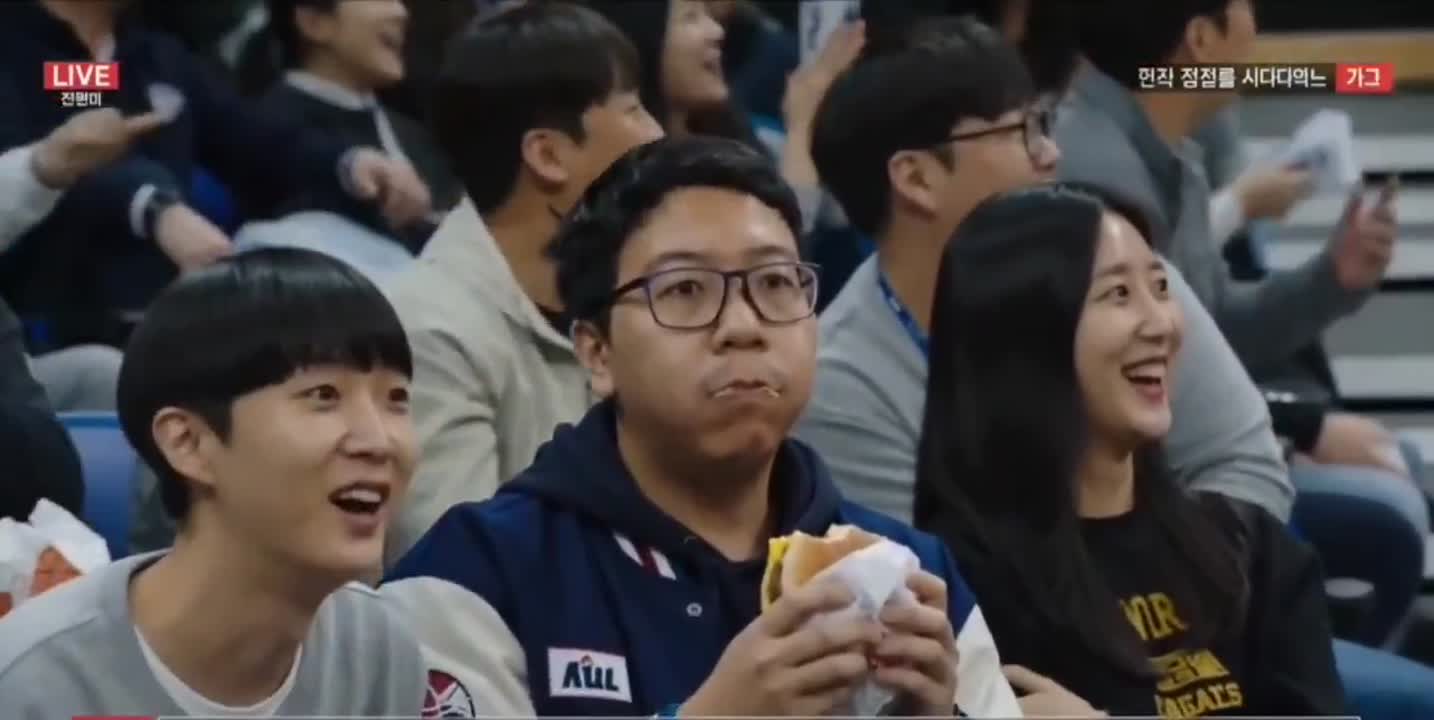 Seedance 2.0 Prompt: Jumbotron Reaction Video with Korean Broadcast Graphics