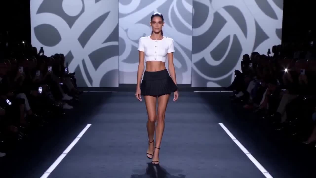 Seedance 2.0 Prompt: Paris Runway Outfit Transformation
