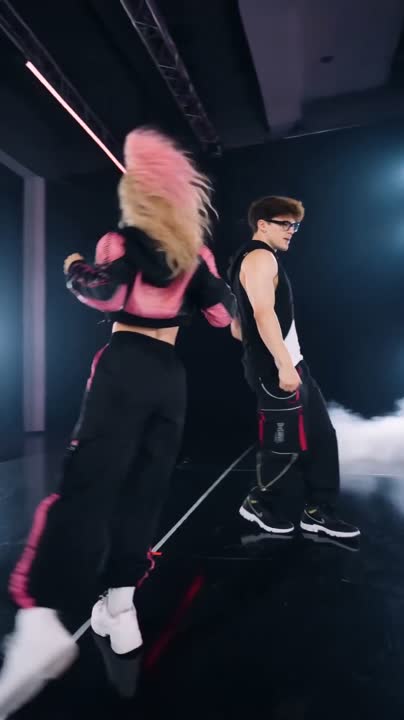 Seedance 2.0 Prompt: Pop Idol Concert Duo Video Generation