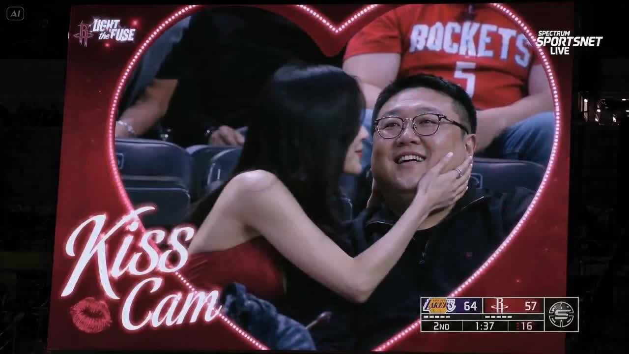Seedance 2.0 Prompt: NBA Kiss Cam Moment & Crowd Reactions