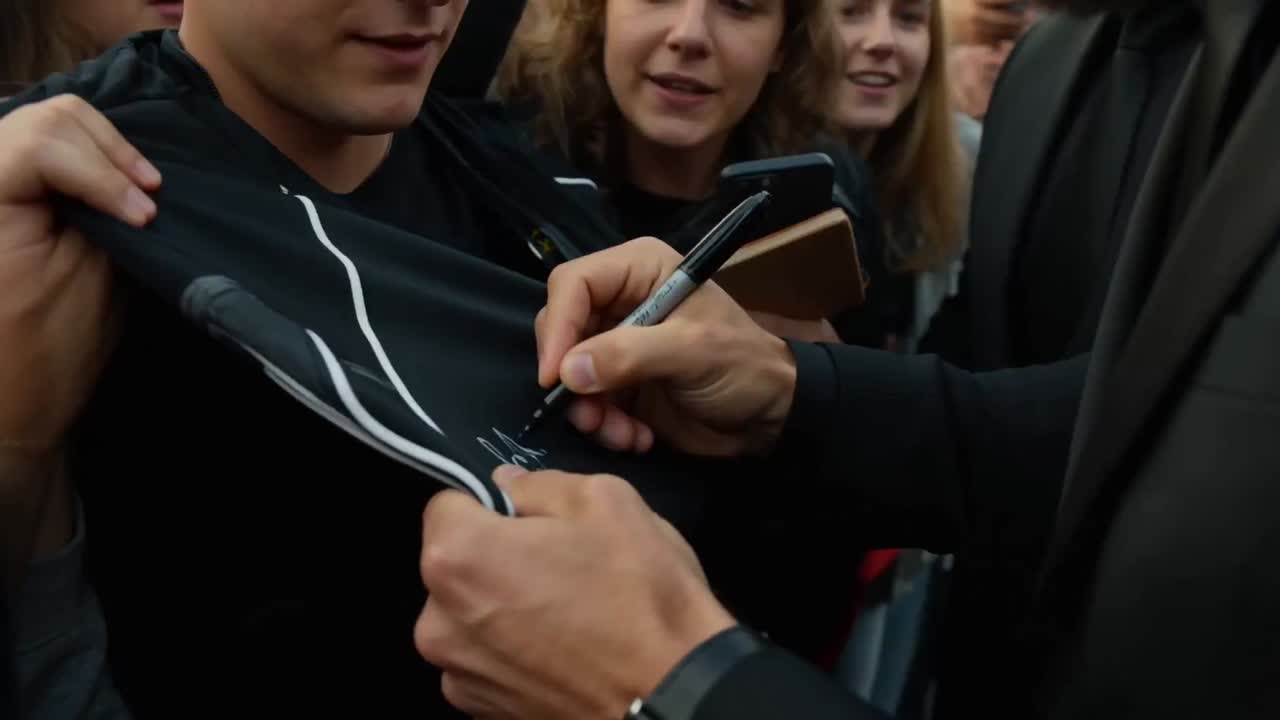 Seedance 2.0 Prompt: Rising Celebrity Public Appearance Video