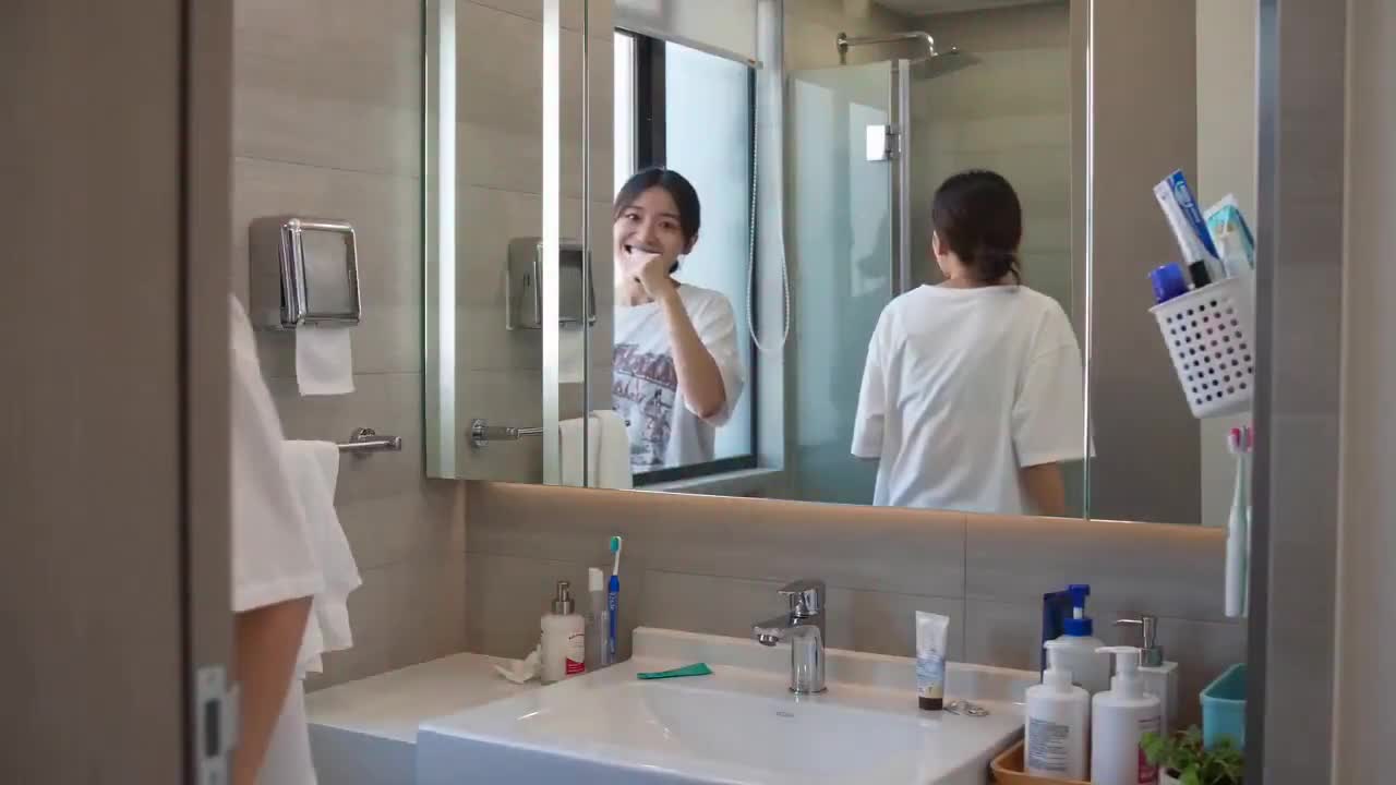 Seedance 2.0 Prompt: Hyperrealistic Vlog-Style Video