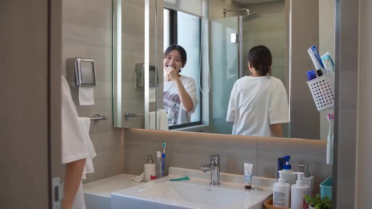 Seedance 2.0 Prompt: Suspense Comedy Mirror Glitch Video