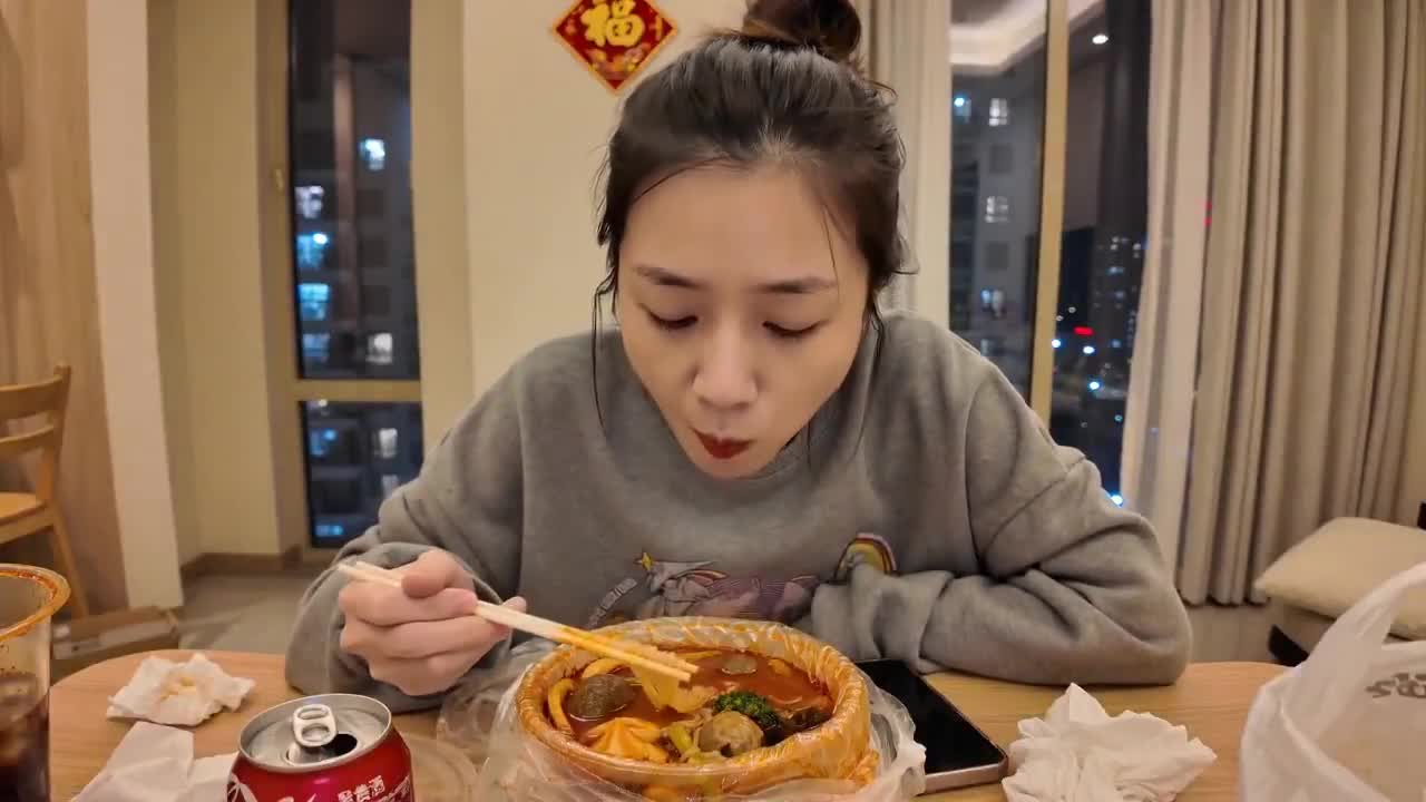Seedance 2.0 Prompt: Realistic Vlog Scene with 麻辣烫