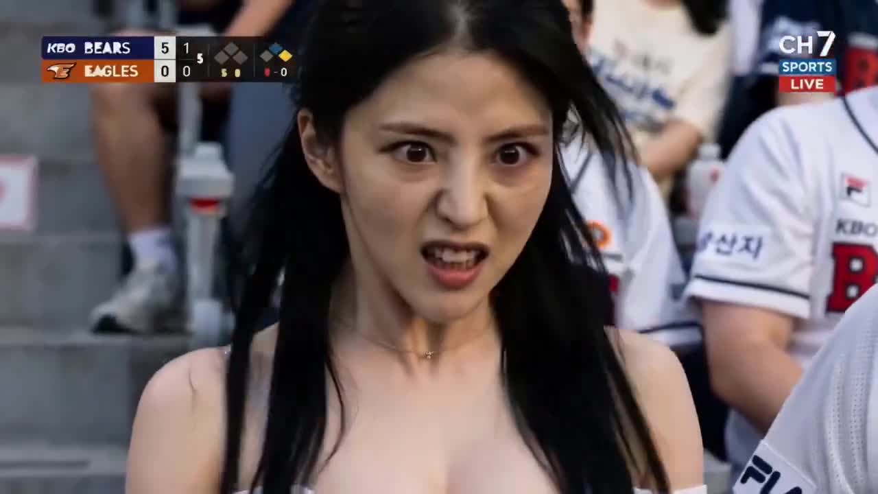 Seedance 2.0 Prompt: Stadium Zombie Transformation Horror