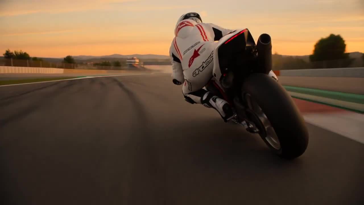 Seedance 2.0 Prompt: Cinematic Superbike Racing at Sunset