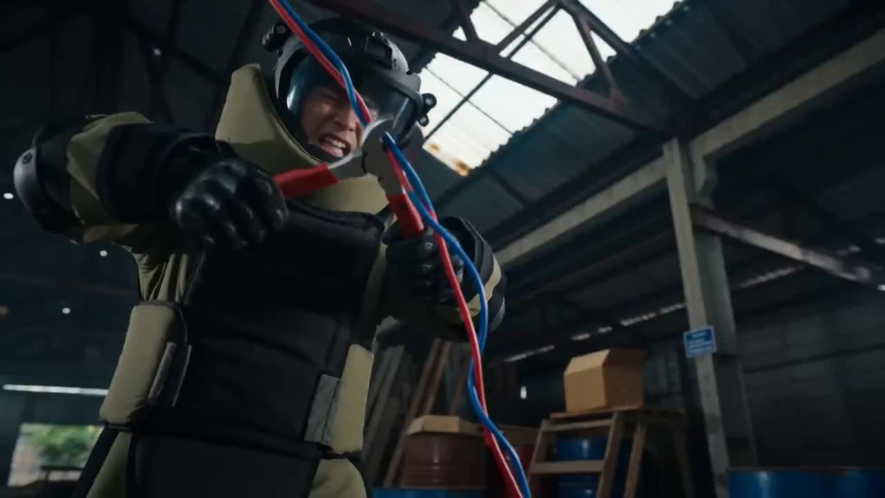 Seedance 2.0 Prompt: Thai Comedy Twist Commercial - Bomb Squad to Rice Cooker
